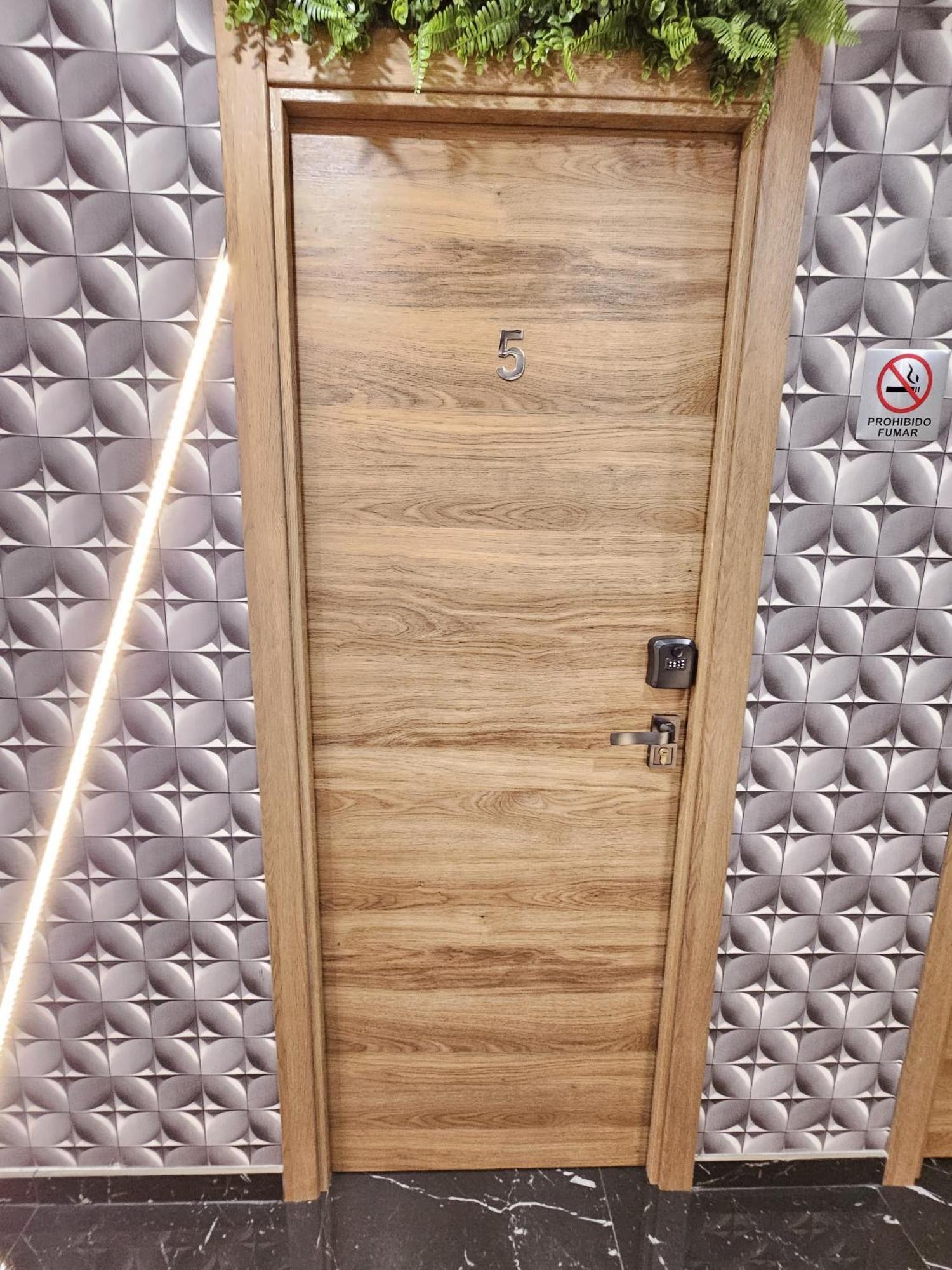 Apartamentos Benidorm Black Bagian luar foto